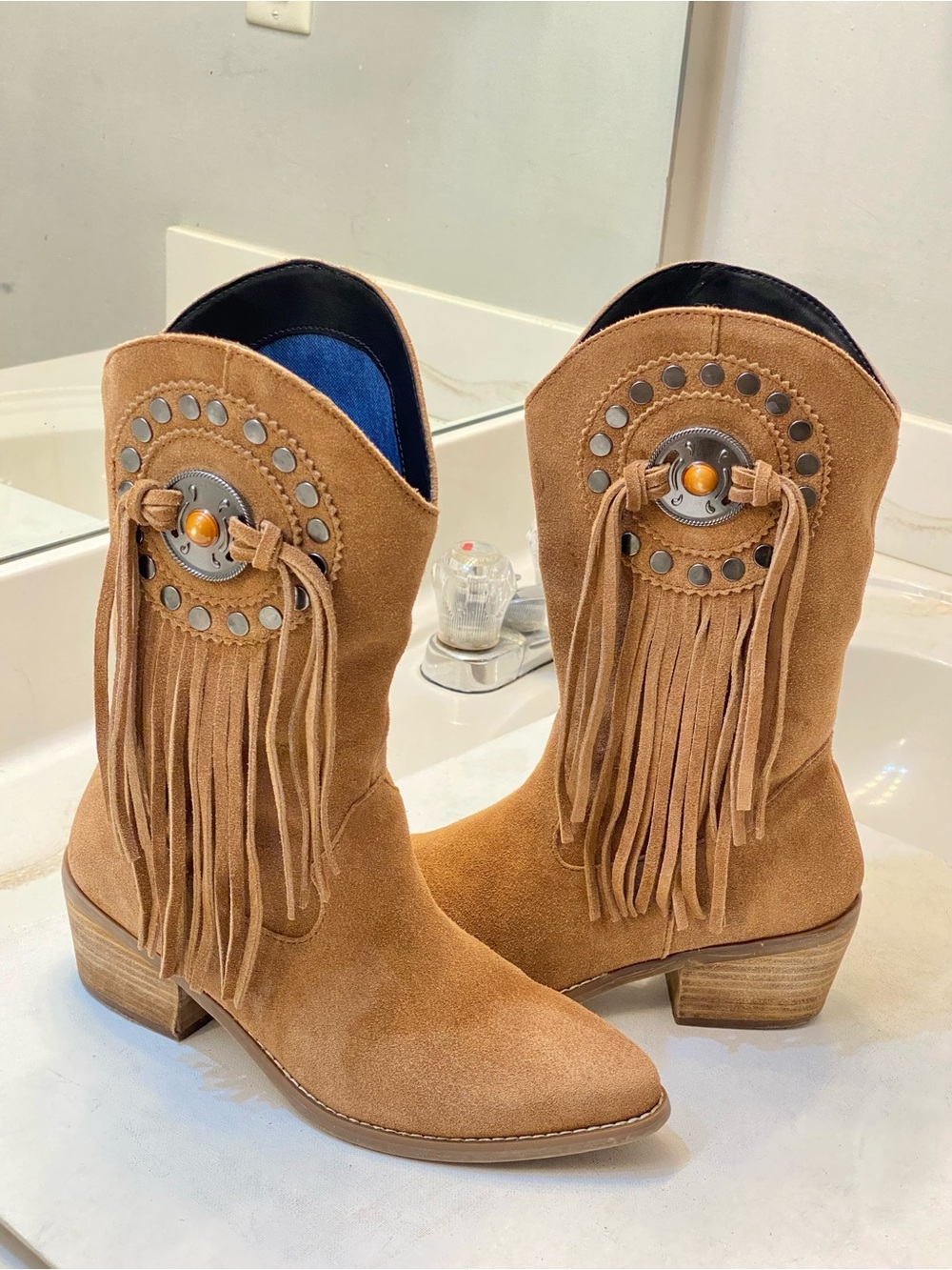 Dingo 1969 Women Takin Flight Western boots. In tan suede with Fringe. Clean